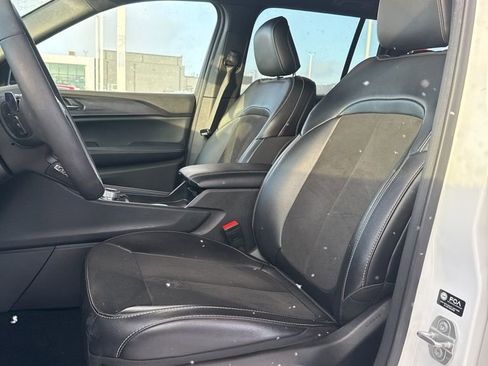 Used 2024 Jeep Grand Cherokee Altitude image 11