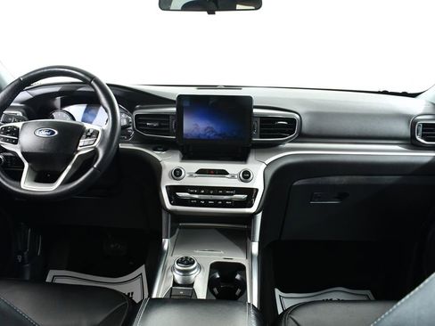 Used 2023 Ford Explorer XLT w/ Equipment Group 202A image 7