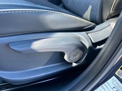 Used 2024 Hyundai Venue Limited image 32