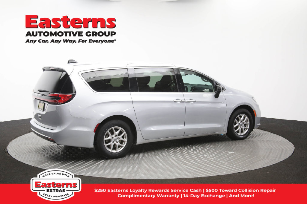 Used 2024 Chrysler Pacifica Touring-L FWD image 42