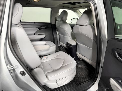 Used 2020 Toyota Highlander XLE AWD/4WD image 48