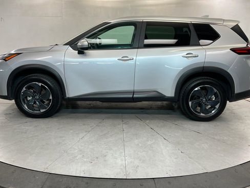 Used 2024 Nissan Rogue SV AWD/4WD image 2