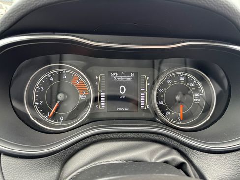 Used 2019 Jeep Cherokee Latitude Plus w/ Comfort/Convenience Group FWD image 32