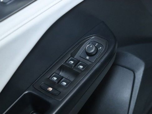 Used 2025 Volkswagen Taos SE image 17