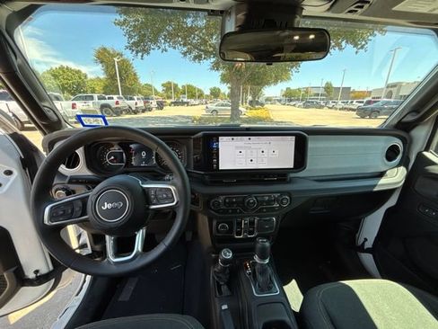 Used 2025 Jeep Wrangler Unlimited Sahara AWD/4WD image 17