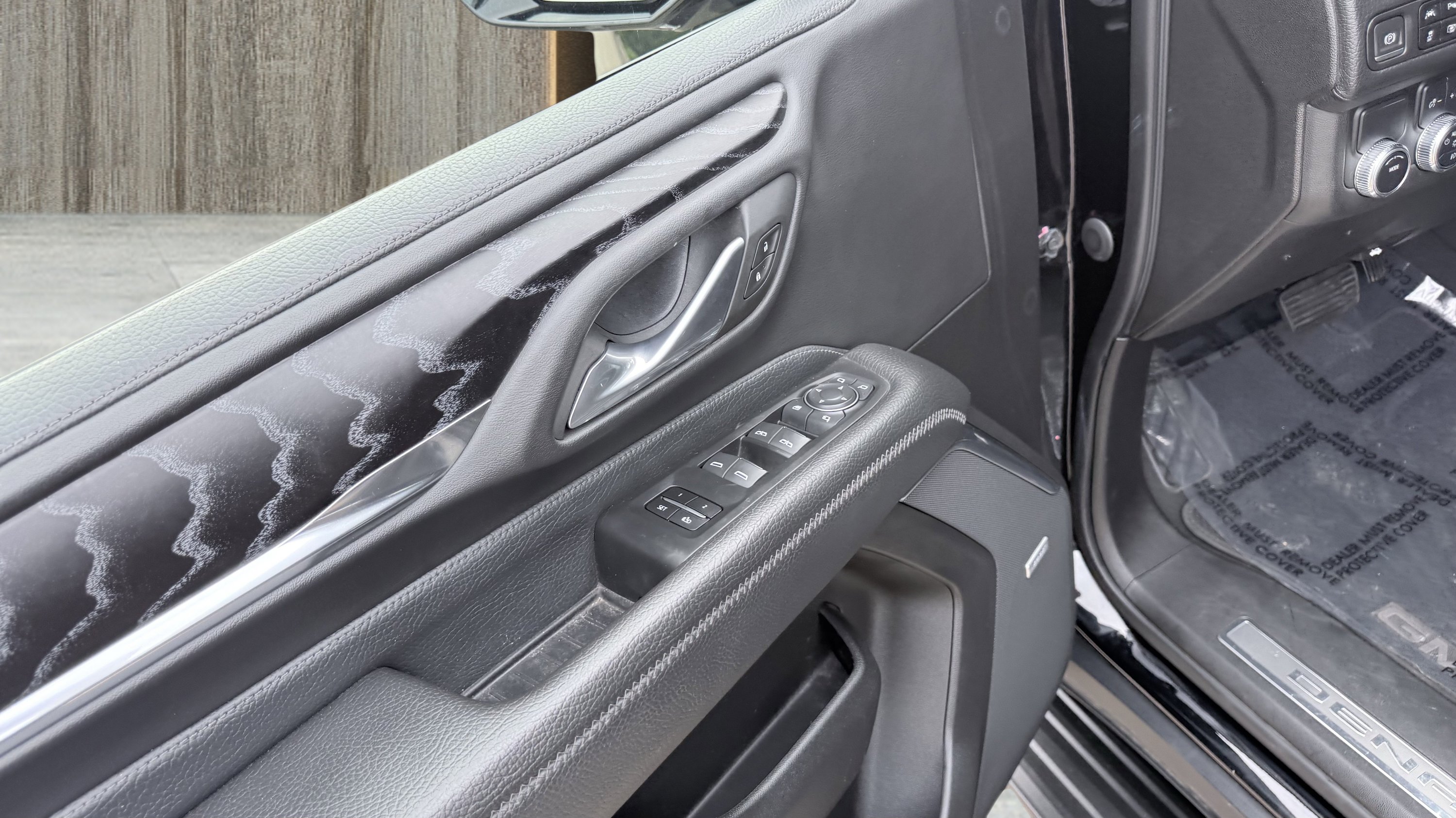 Used 2023 GMC Yukon Denali RWD image 18