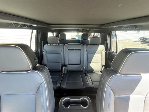 Used 2023 GMC Yukon XL SLT AWD/4WD image 13