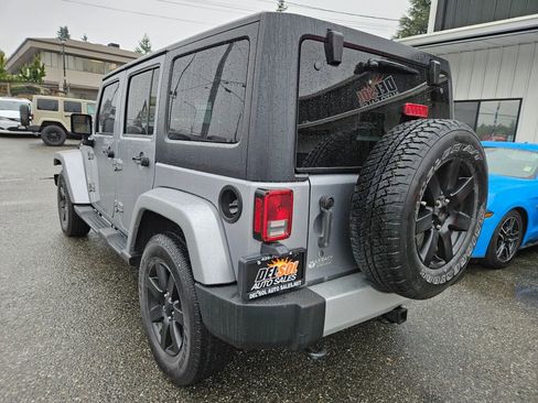 Used 2015 Jeep Wrangler Unlimited Sahara w/ Dual Top Group image 10