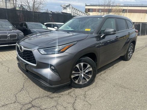 Used 2023 Toyota Highlander XLE image 1