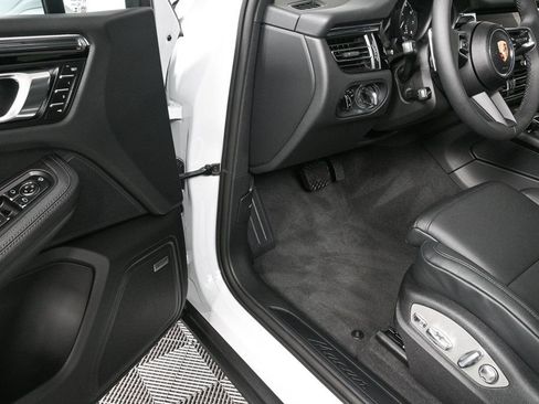 Certified 2025 Porsche Macan image 8