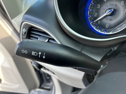 Used 2017 Chrysler Pacifica Touring-L w/ Tire & Wheel Group FWD image 21