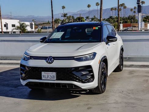 Used 2025 Volkswagen Tiguan SE R-Line FWD image 4