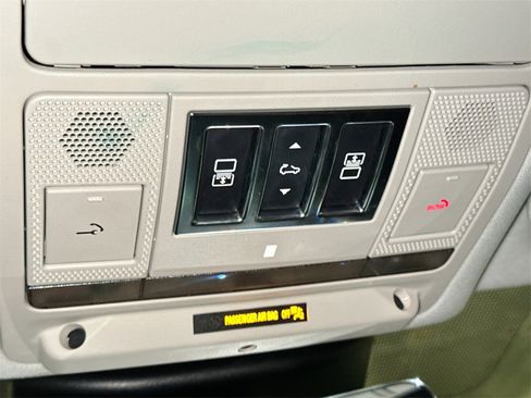 Used 2017 Land Rover Discovery HSE image 28