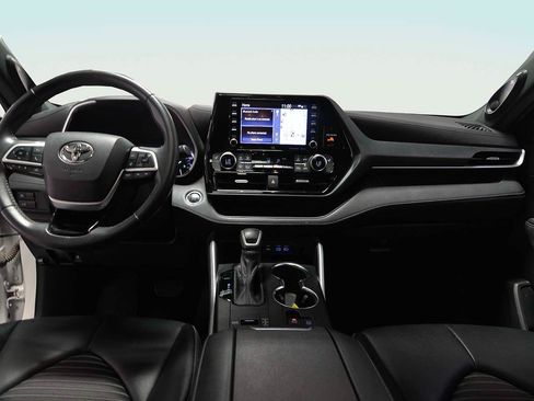 Used 2022 Toyota Highlander XSE FWD image 12