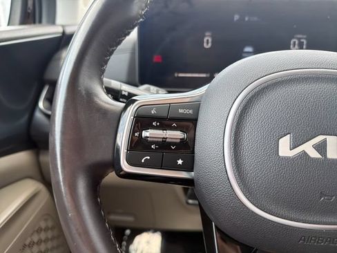 Used 2025 Kia Carnival FWD image 14