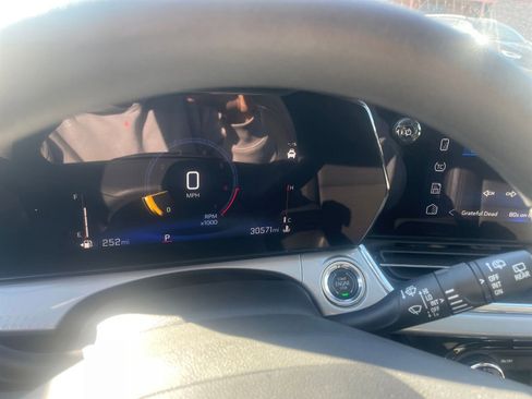 Used 2025 Chevrolet Trax LT image 40