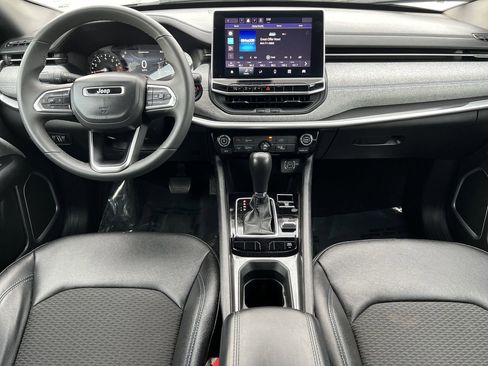 Used 2024 Jeep Compass Latitude image 2