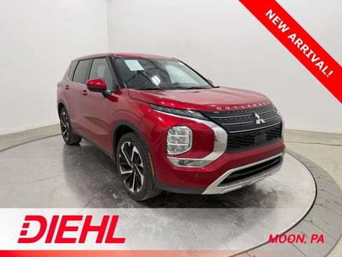 Used 2022 Mitsubishi Outlander SE image 1