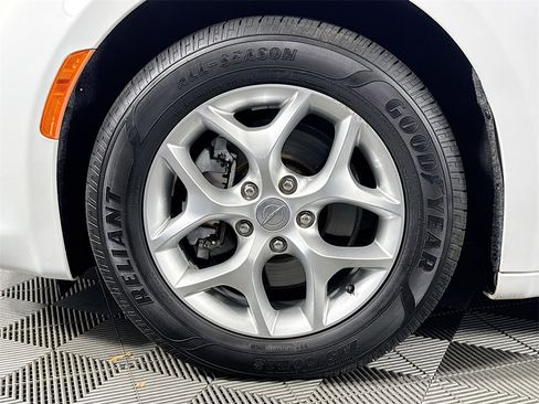 Used 2020 Chrysler Pacifica Limited image 33