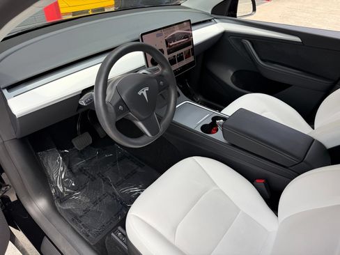 Used 2023 Tesla Model Y Long Range AWD/4WD image 26