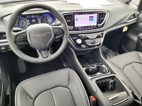 New 2026 Chrysler Pacifica Limited w/ Uconnect Theater Family Group image 11