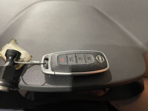 Used 2025 Nissan Versa SV image 21