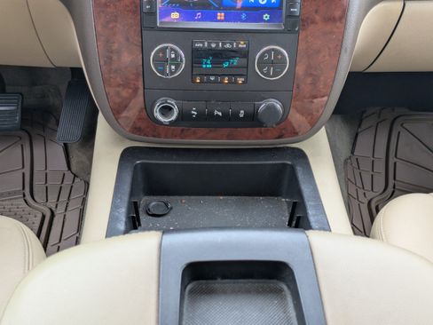 Used 2014 Chevrolet Suburban LT RWD image 19