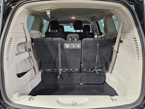 Used 2021 Chrysler Voyager L FWD image 18