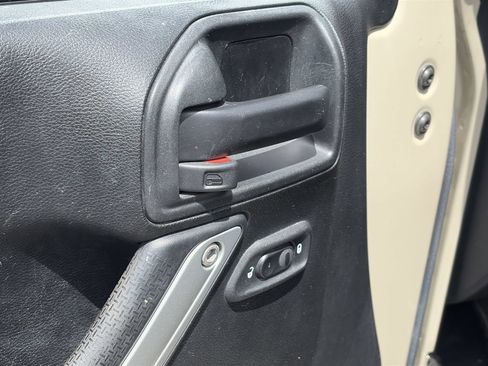 Used 2018 Jeep Wrangler Unlimited Rubicon w/ Connectivity Group AWD/4WD image 13