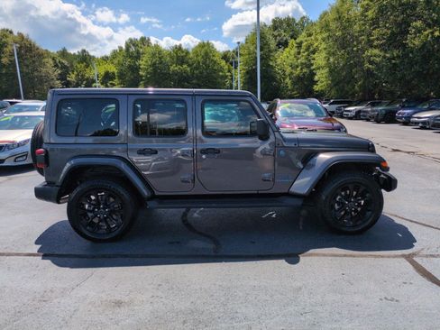 Used 2025 Jeep Wrangler Unlimited Sahara AWD/4WD image 8