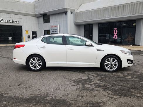 Used 2011 Kia Optima EX w/ Premium Pkg image 7