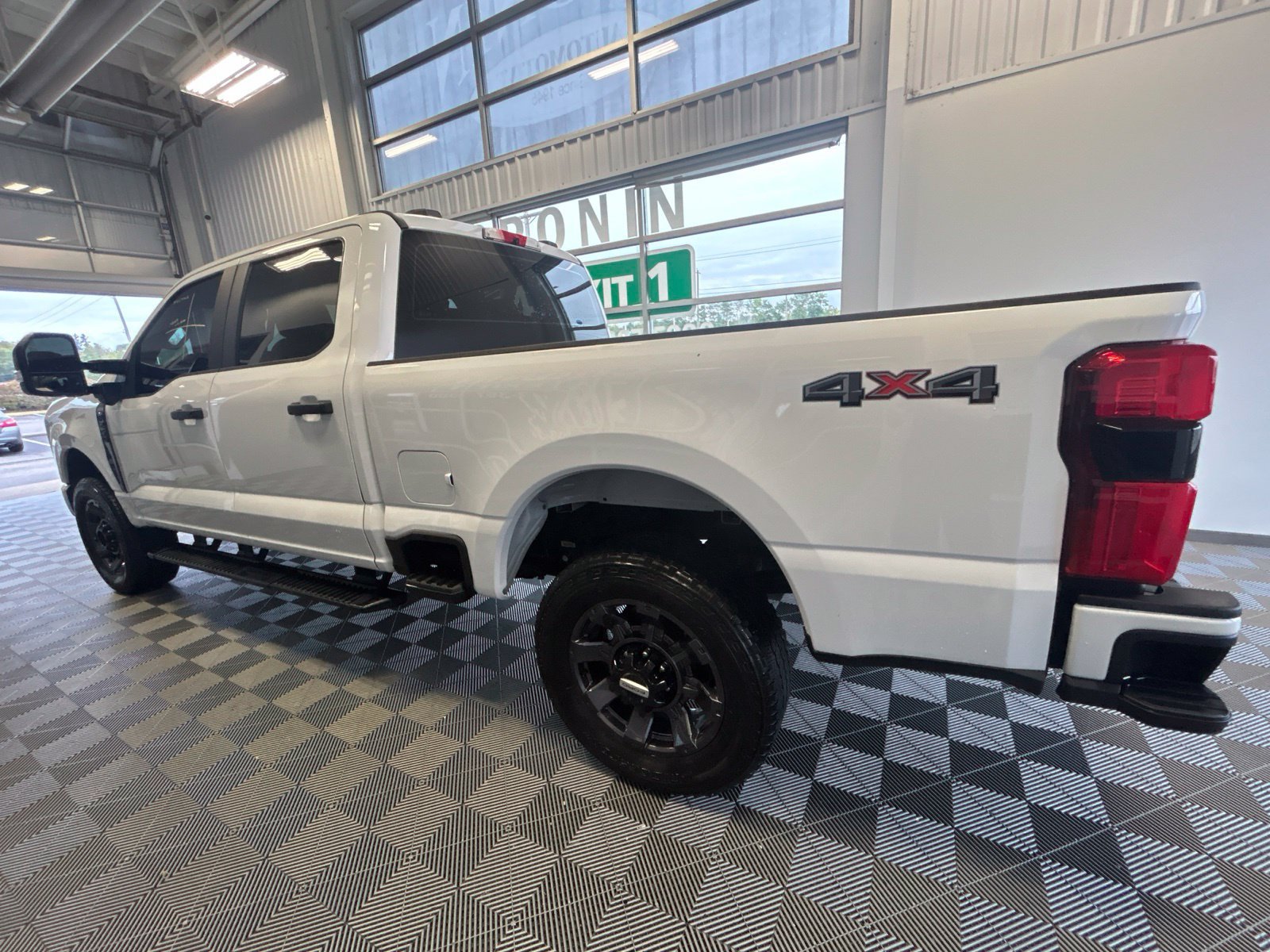 Used 2024 Ford F250 XL w/ STX Appearance Package AWD/4WD image 4