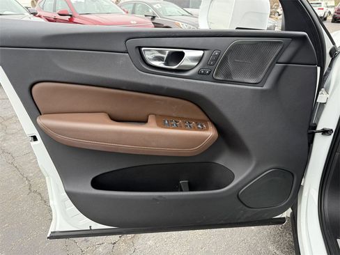 Used 2020 Volvo XC60 T6 Momentum image 13