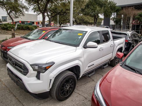 Used 2025 Toyota Tacoma SR5 image 3