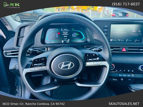 Used 2025 Hyundai Elantra Hybrid FWD image 11