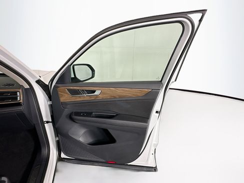 Used 2025 Volkswagen Atlas SE image 32