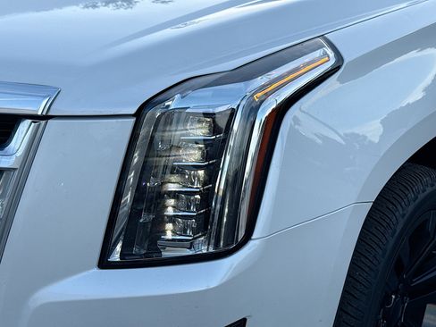 Used 2016 Cadillac Escalade Luxury RWD image 9
