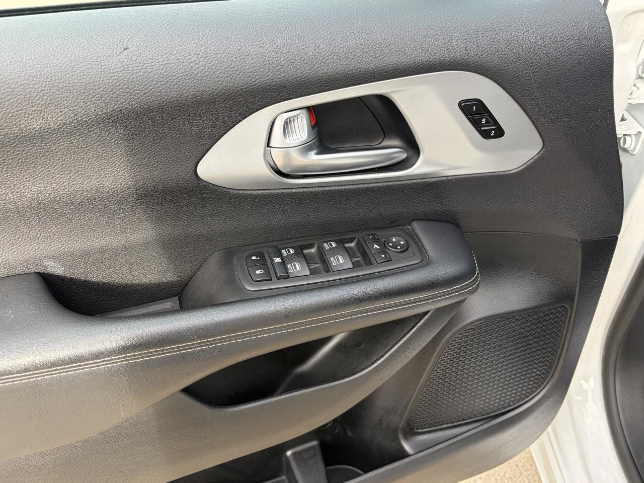 Used 2025 Chrysler Pacifica Limited FWD image 14