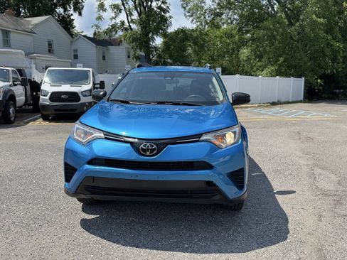 Used 2018 Toyota RAV4 LE AWD/4WD image 3