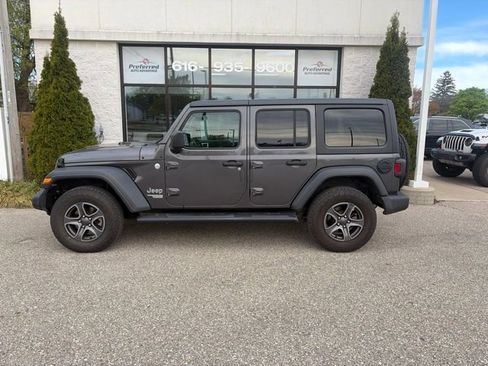 Used 2018 Jeep Wrangler Unlimited Sport S AWD/4WD image 3