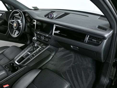 Certified 2020 Porsche Macan AWD/4WD image 25
