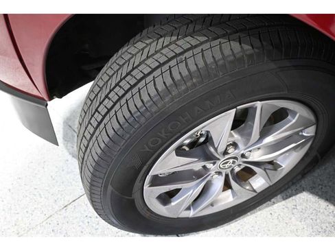 Used 2022 Toyota Sienna XLE w/ XLE Plus Package image 11