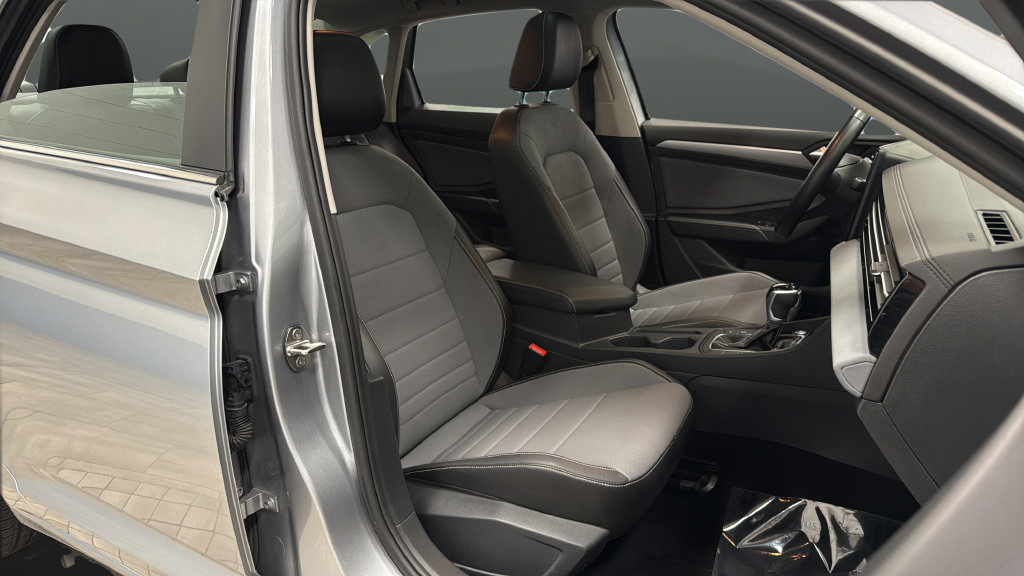 Certified 2025 Volkswagen Jetta SE FWD image 24