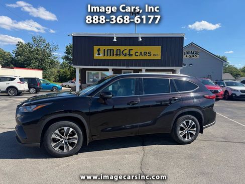 Used 2021 Toyota Highlander XLE AWD/4WD image 1