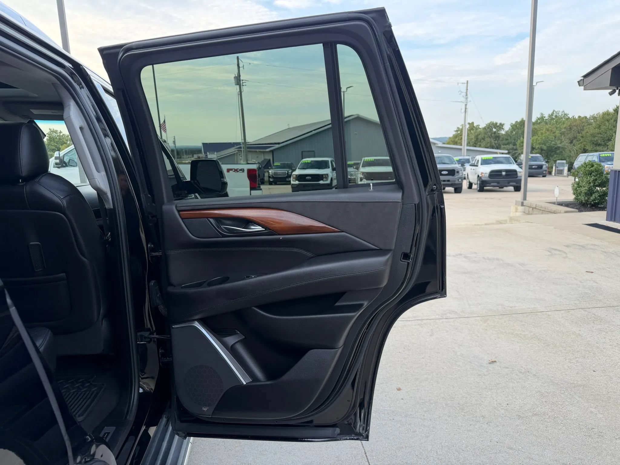 Used 2019 Cadillac Escalade Luxury AWD/4WD image 46
