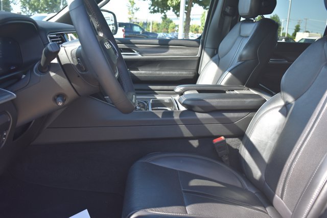 Used 2024 Jeep Wagoneer Series II w/ Flexible Seating Group AWD/4WD image 14