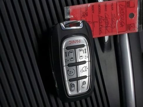 Used 2023 Chrysler Pacifica Touring-L FWD image 14