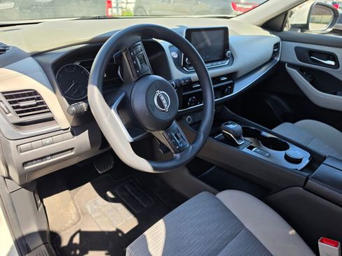 Used 2023 Nissan Rogue SV image 4