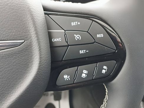 Used 2024 Chrysler Pacifica Premium image 21