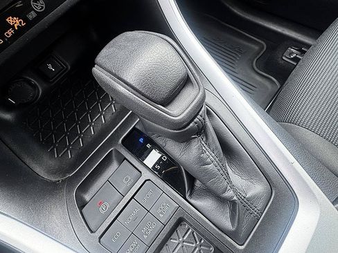 Certified 2022 Toyota RAV4 LE AWD/4WD image 16